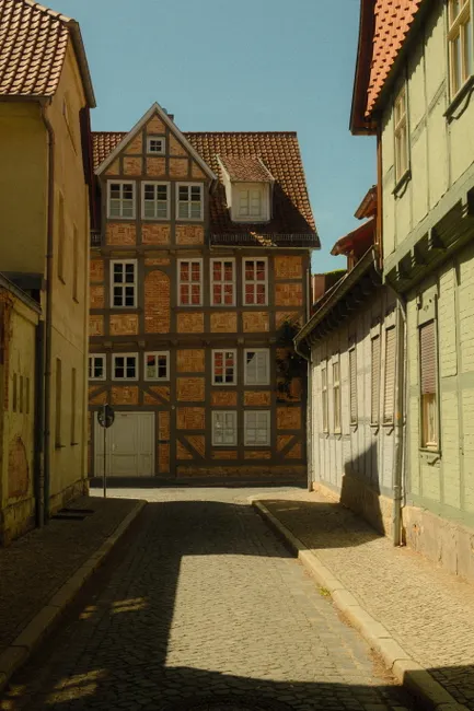 Detail Altstadt Häuserreihe Mit Blumenkästen Number 2