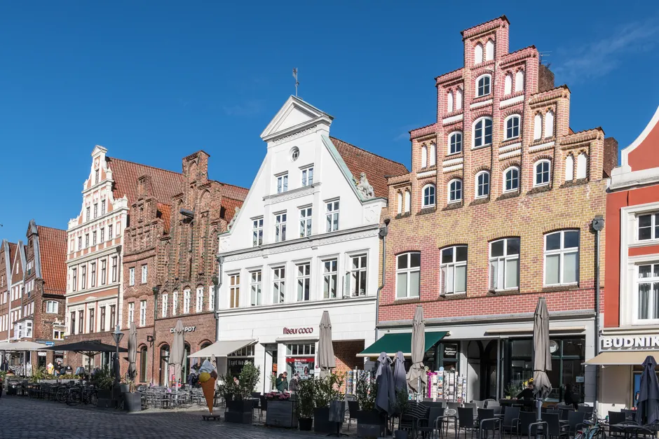 Detail Altstadt Häuserreihe Mit Blumenkästen Number 13