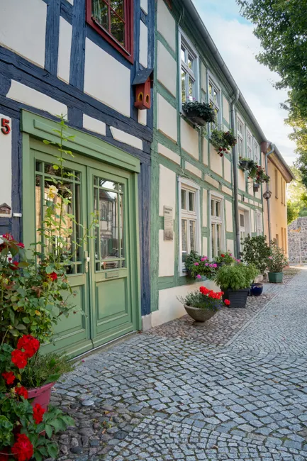 Detail Altstadt Häuserreihe Mit Blumenkästen Number 20