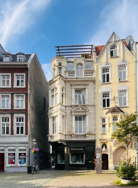 Detail Altstadt Häuserreihe Mit Blumenkästen Number 3