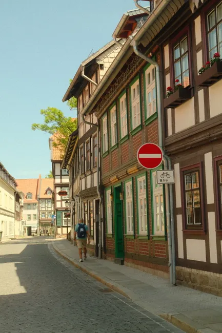 Detail Altstadt Häuserreihe Mit Blumenkästen Number 7