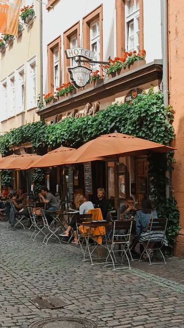 Detail Altstadt Häuserreihe Mit Blumenkästen Number 10