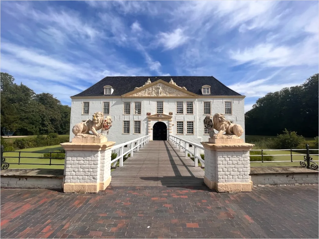 Detail Barockes Schloss Fassade Symmetrisch Frontansicht Number 11