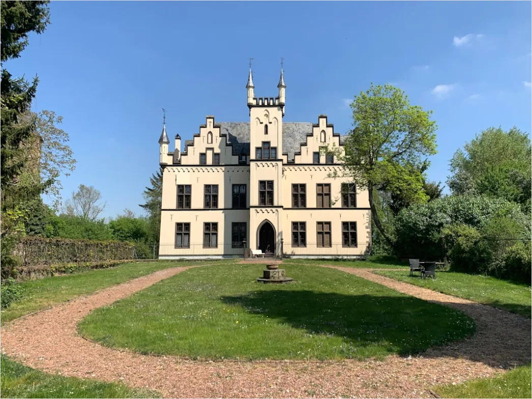 Detail Barockes Schloss Fassade Symmetrisch Frontansicht Number 15