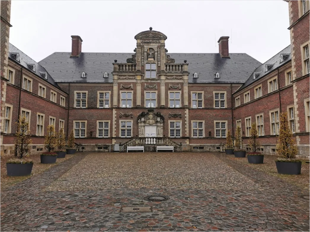 Detail Barockes Schloss Fassade Symmetrisch Frontansicht Number 18