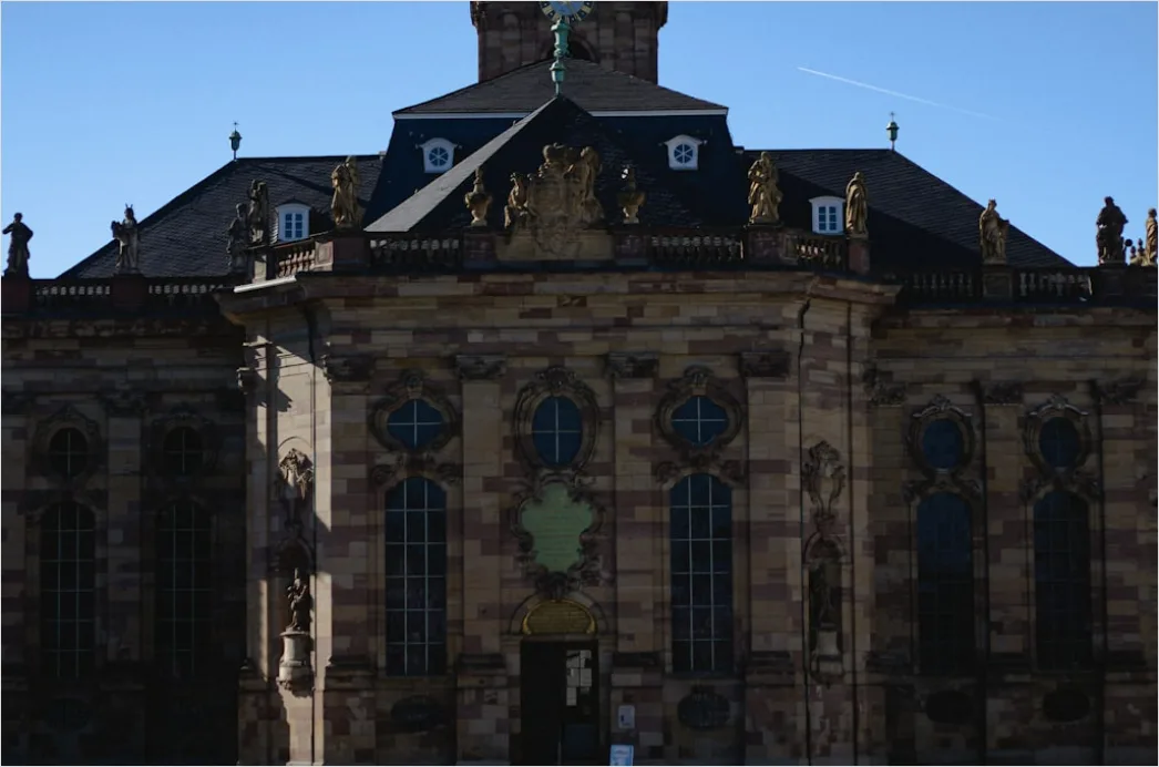 Detail Barockes Schloss Fassade Symmetrisch Frontansicht Number 19