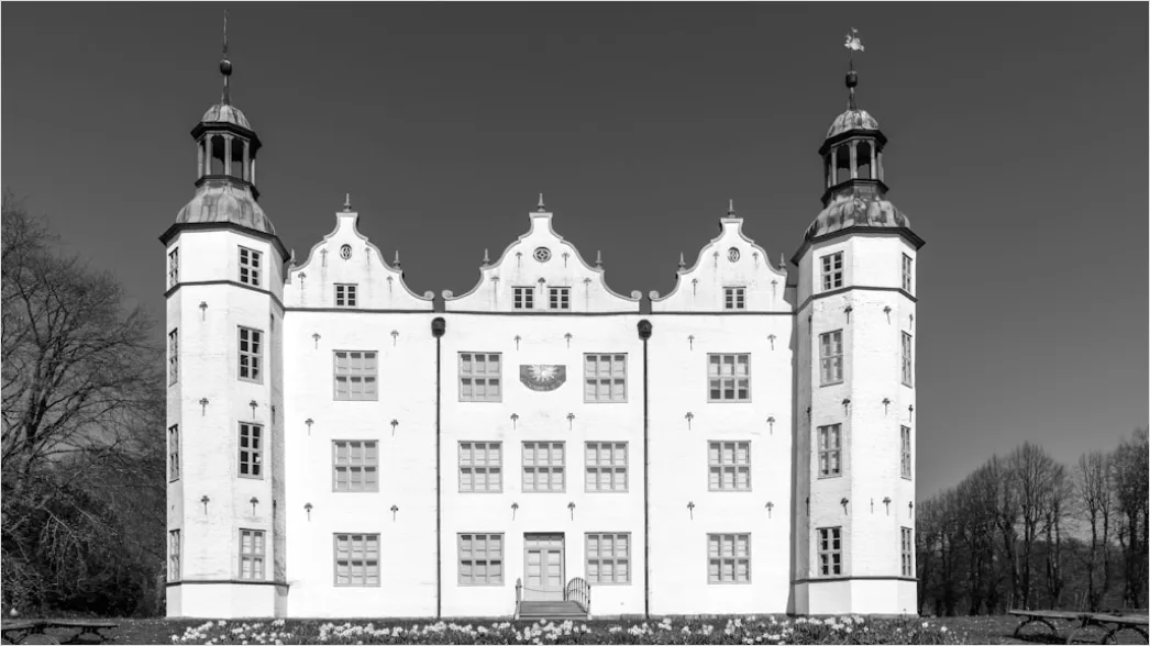 Detail Barockes Schloss Fassade Symmetrisch Frontansicht Number 4