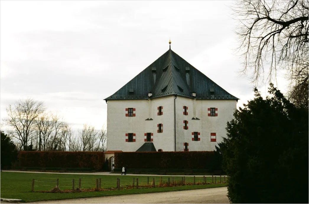 Detail Barockes Schloss Fassade Symmetrisch Frontansicht Number 7
