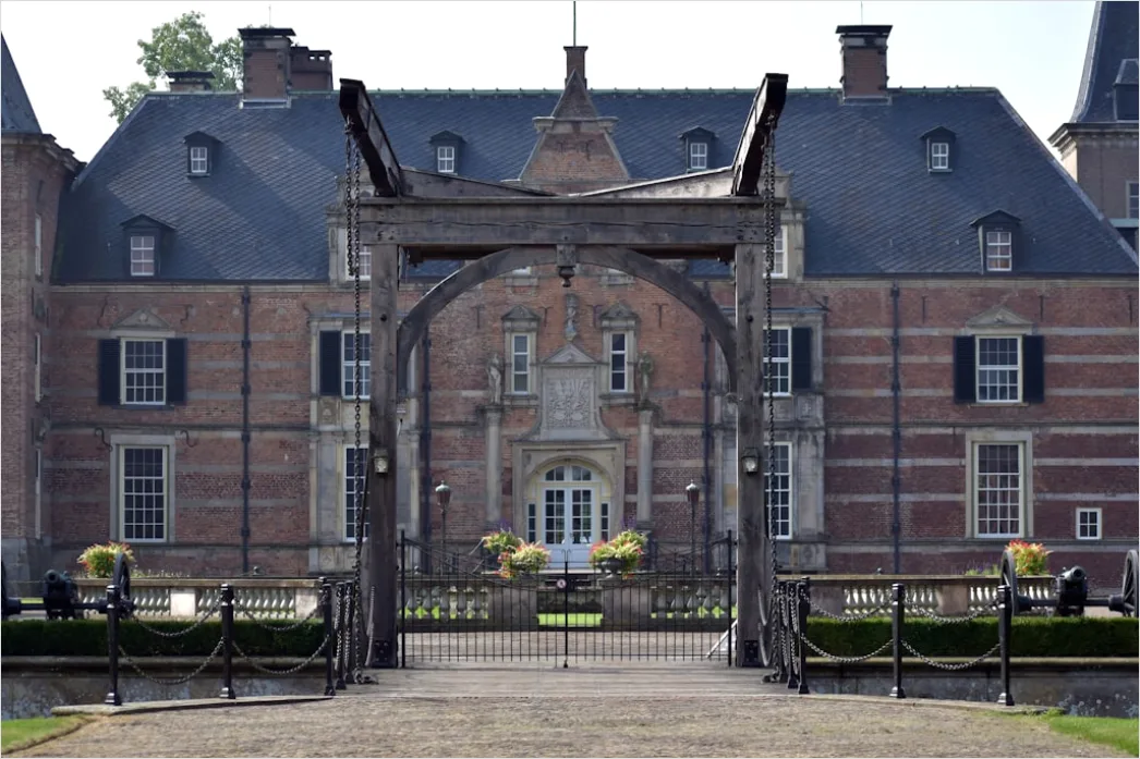 Detail Barockes Schloss Fassade Symmetrisch Frontansicht Number 9