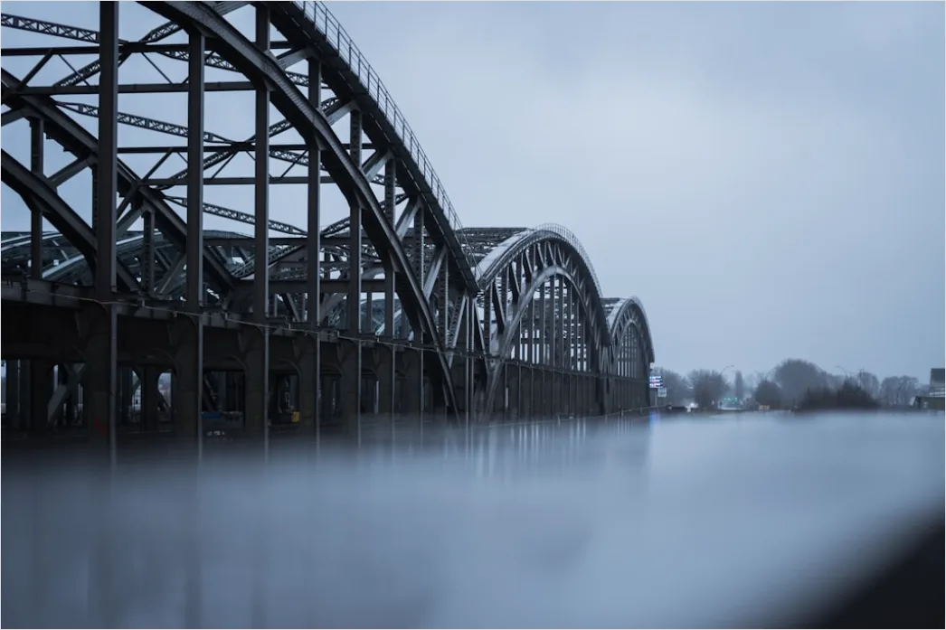 Detail Bogenbrücke über Fluss Nebelstimmung Number 16