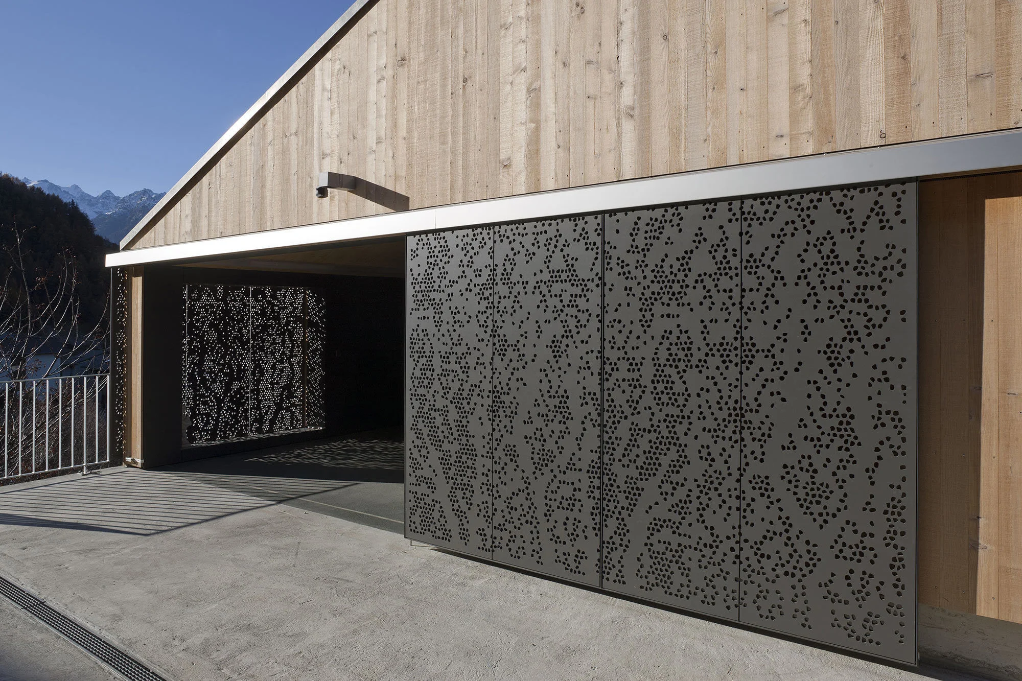 Detail Fassade Metall Perforiert Muster Modern Number 11