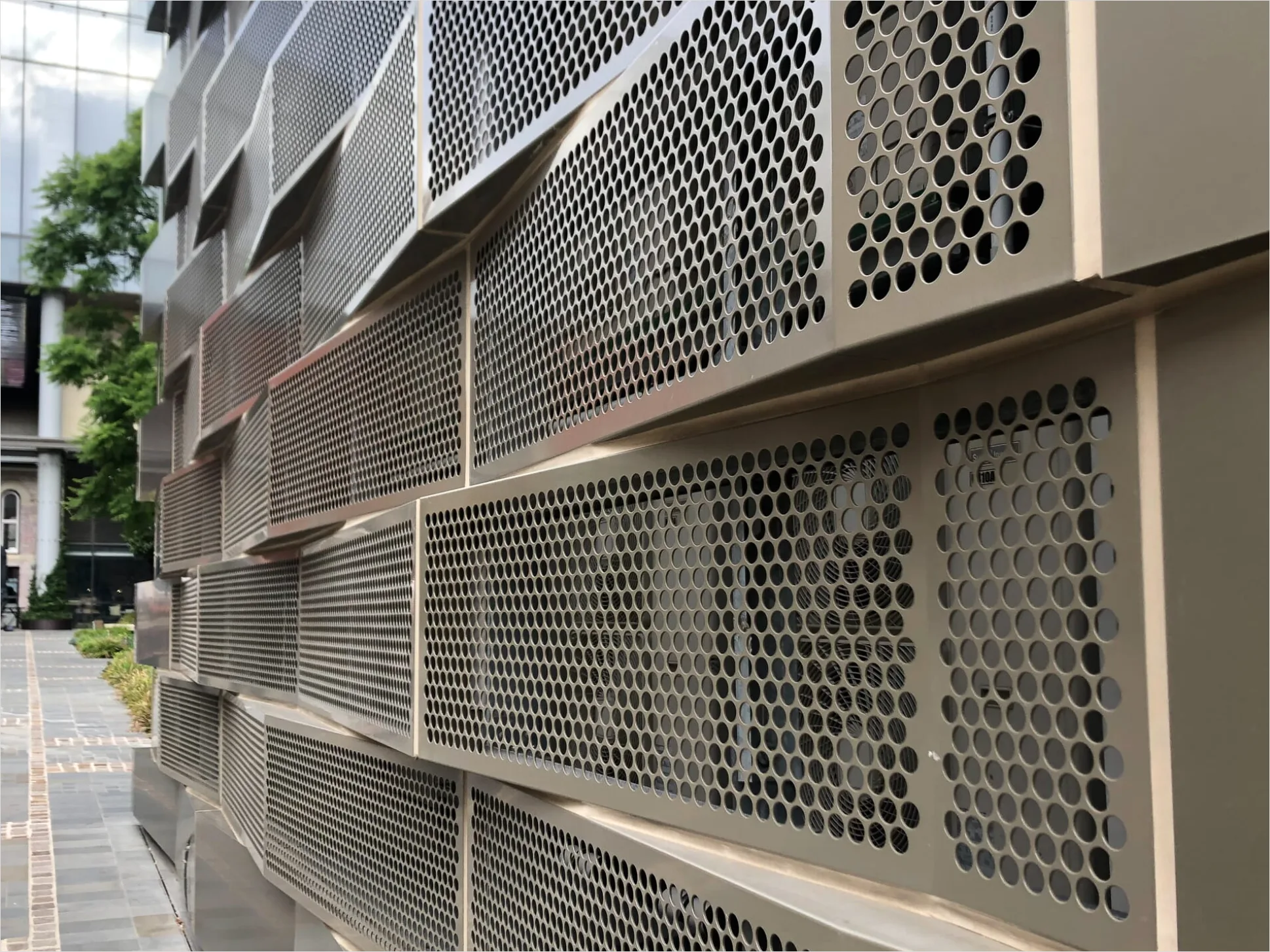 Detail Fassade Metall Perforiert Muster Modern Number 13