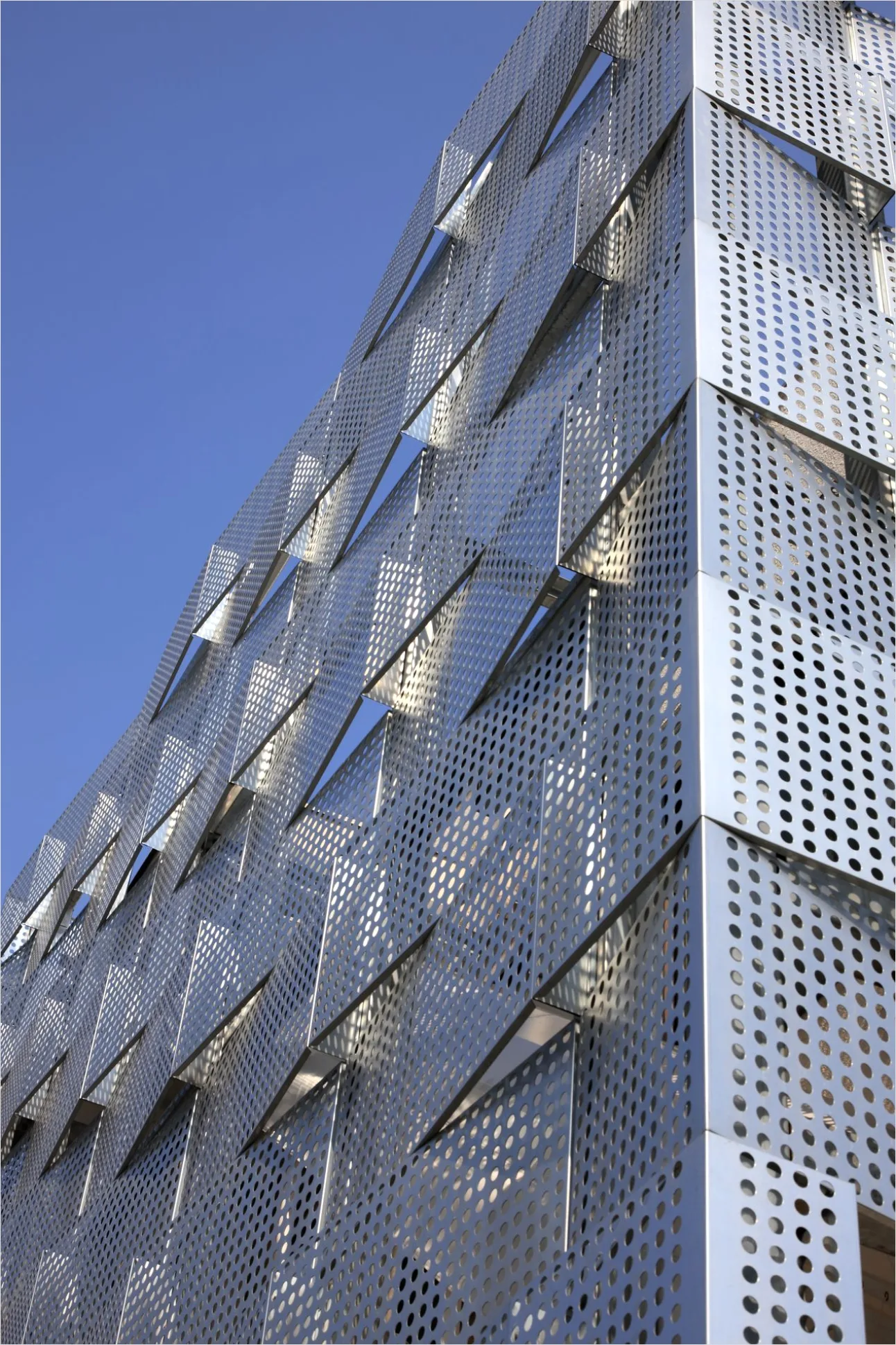Detail Fassade Metall Perforiert Muster Modern Number 14