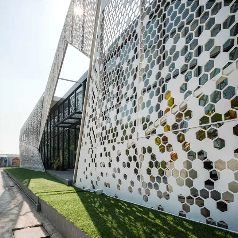 Detail Fassade Metall Perforiert Muster Modern Number 6