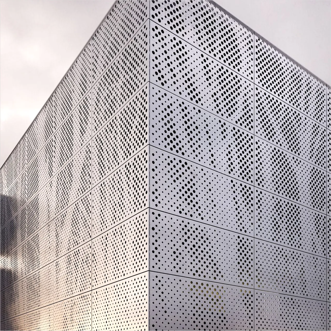 Detail Fassade Metall Perforiert Muster Modern Number 9