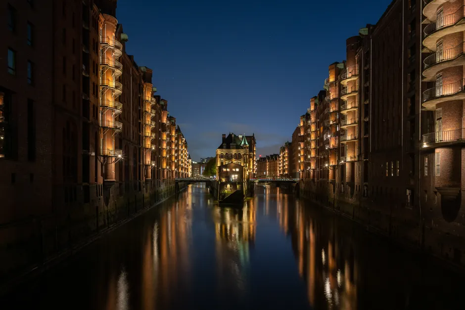 Detail Hamburger Speicherstadt Bei Blauem Licht Number 9