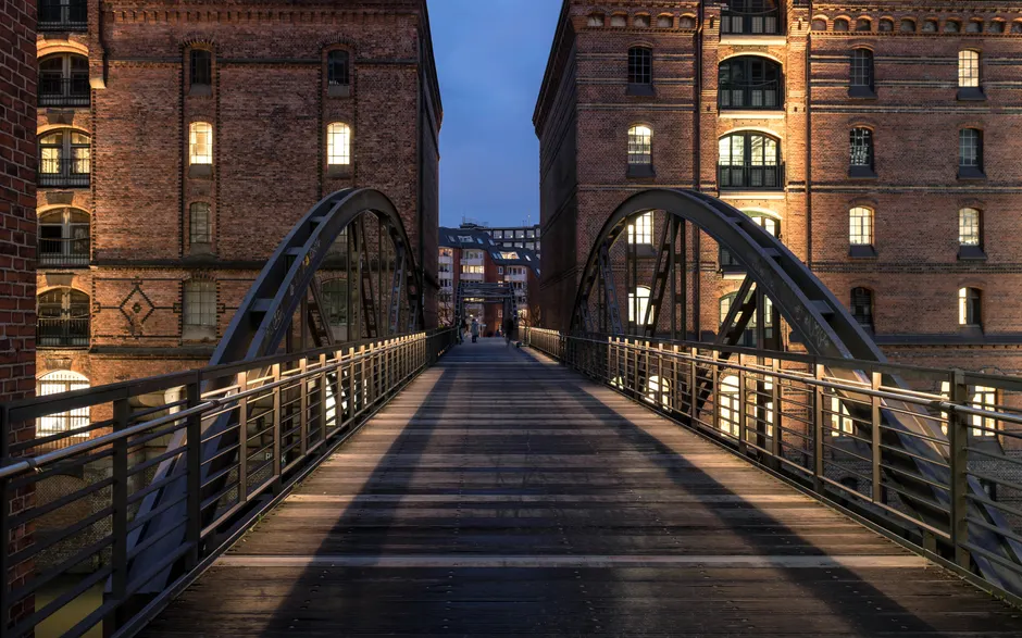 Detail Hamburger Speicherstadt Bei Blauem Licht Number 11