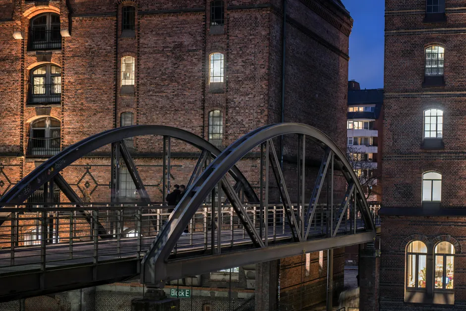 Detail Hamburger Speicherstadt Bei Blauem Licht Number 12
