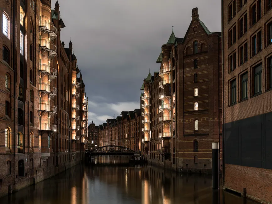 Detail Hamburger Speicherstadt Bei Blauem Licht Number 15
