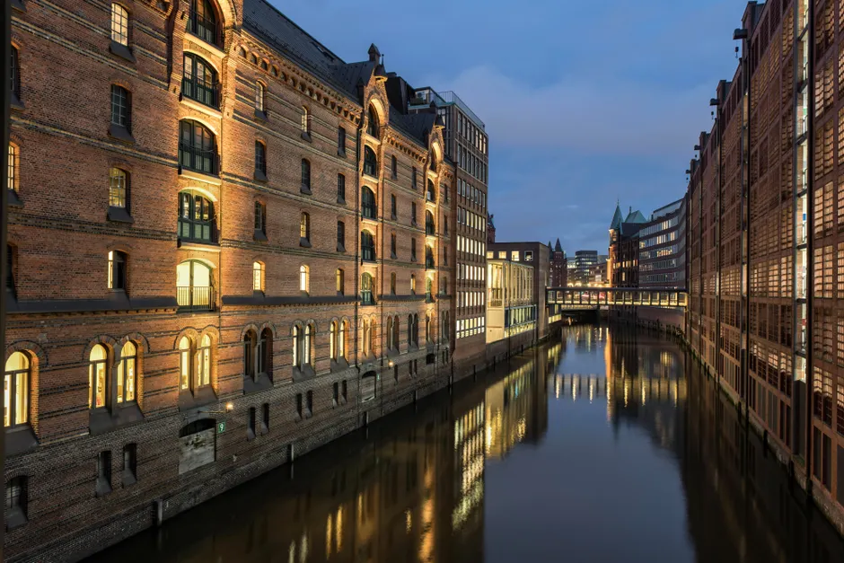 Detail Hamburger Speicherstadt Bei Blauem Licht Number 4