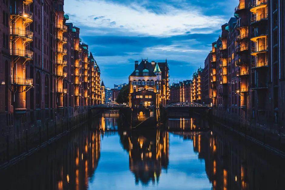 Detail Hamburger Speicherstadt Bei Blauem Licht Number 5