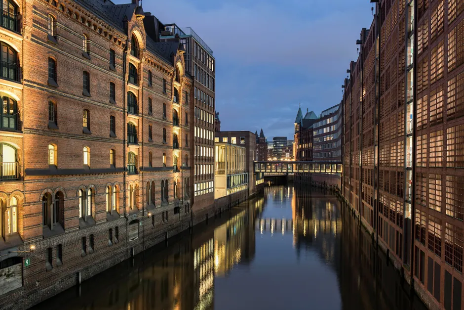 Detail Hamburger Speicherstadt Bei Blauem Licht Number 6