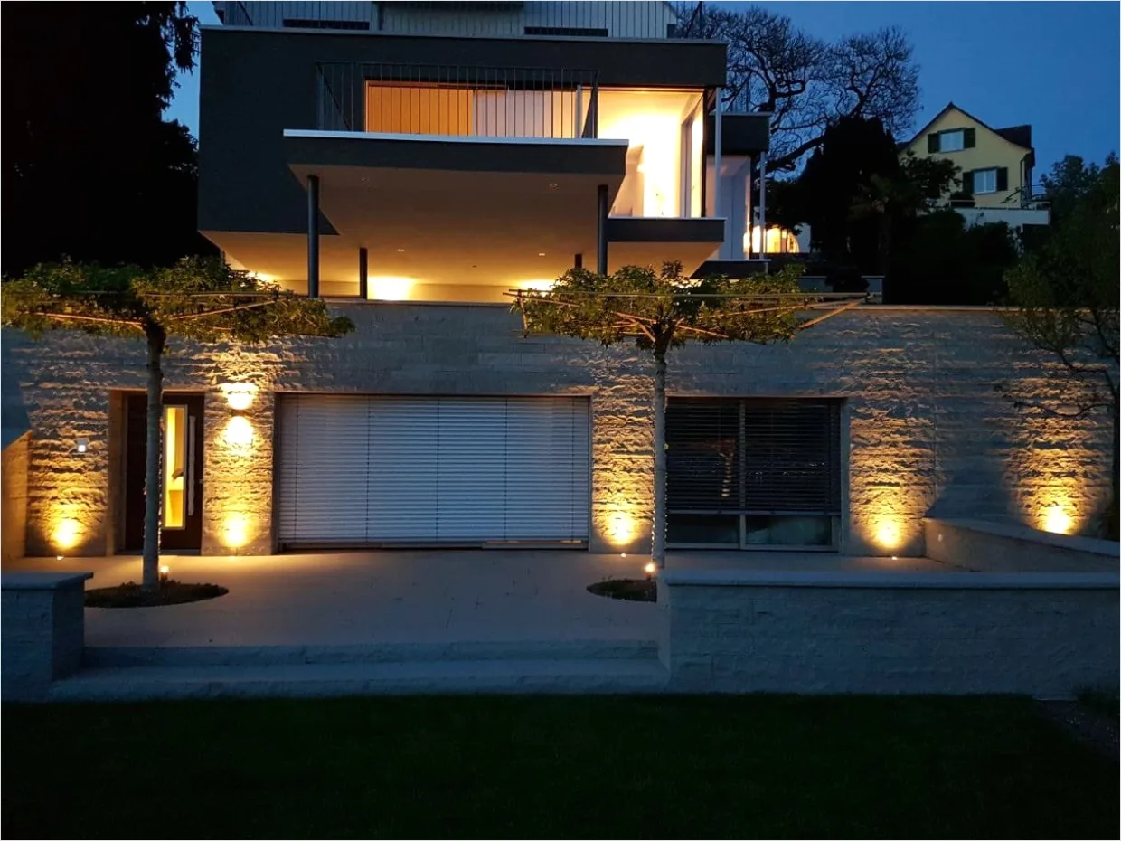 Detail Hausfassade Abends Beleuchtet Warmes Licht Number 6