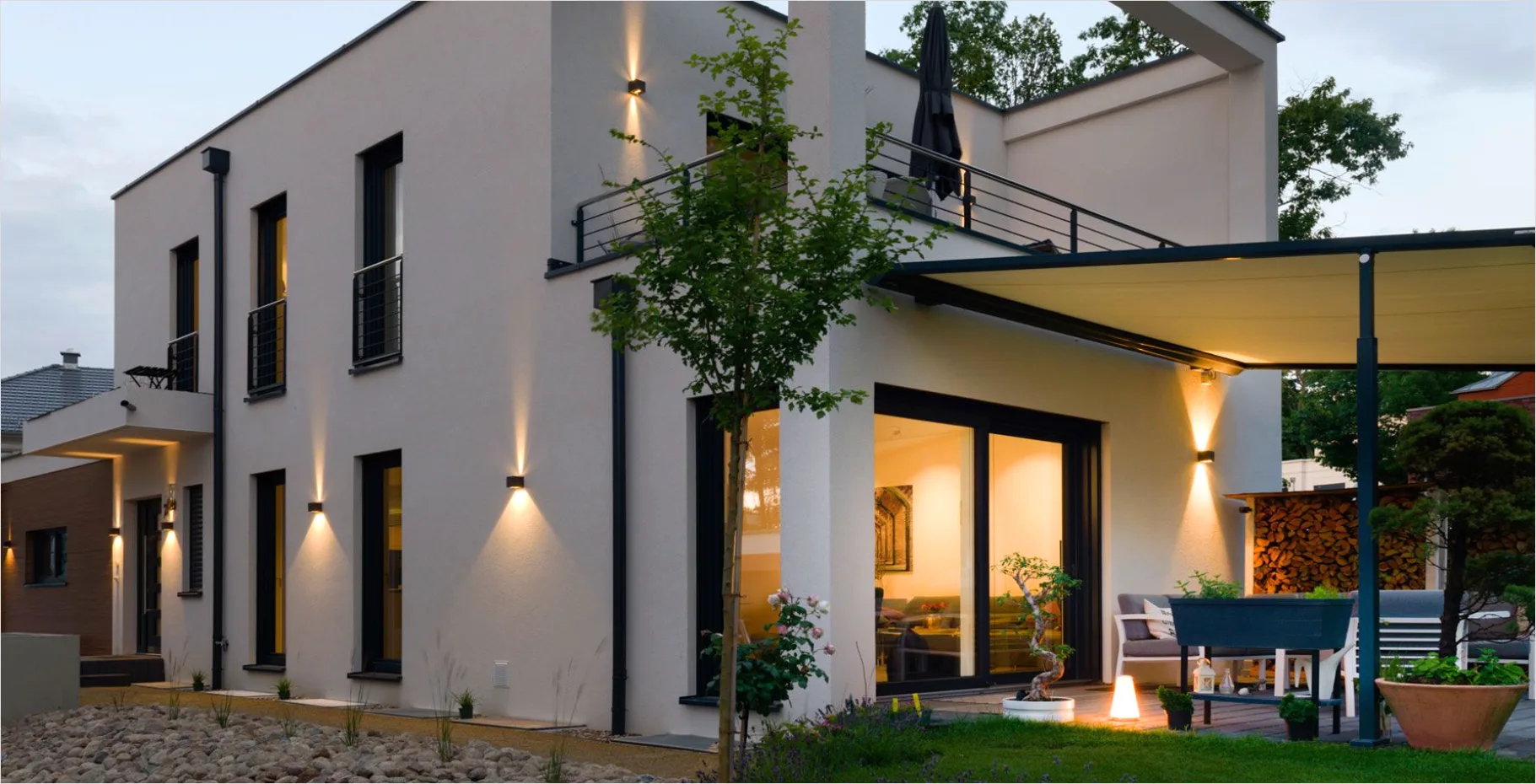 Detail Hausfassade Abends Beleuchtet Warmes Licht Number 9