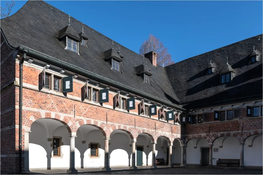 Detail Kloster Innenhof Arkaden Perspektive Number 2