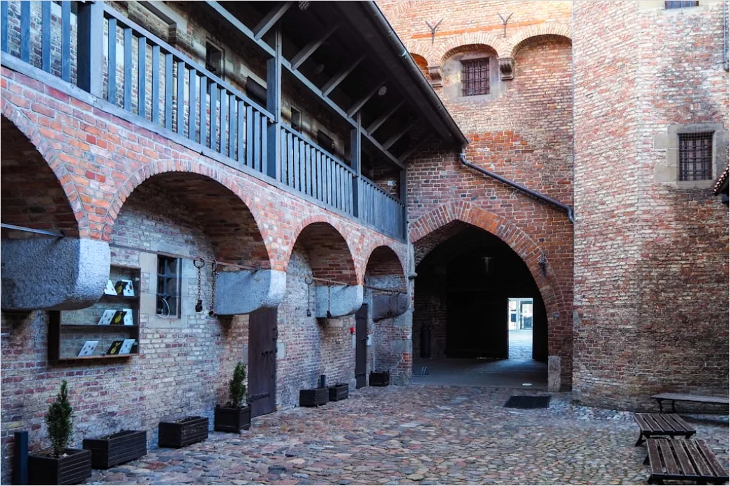 Detail Kloster Innenhof Arkaden Perspektive Number 5