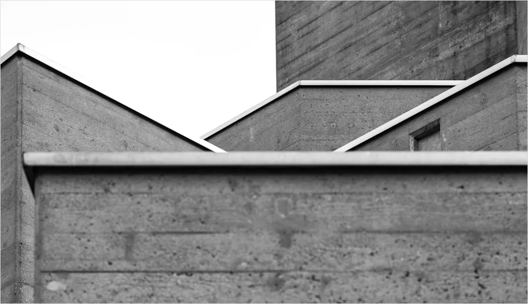 Rundfenster Industriegebaeude Brutalismus Beton 8364