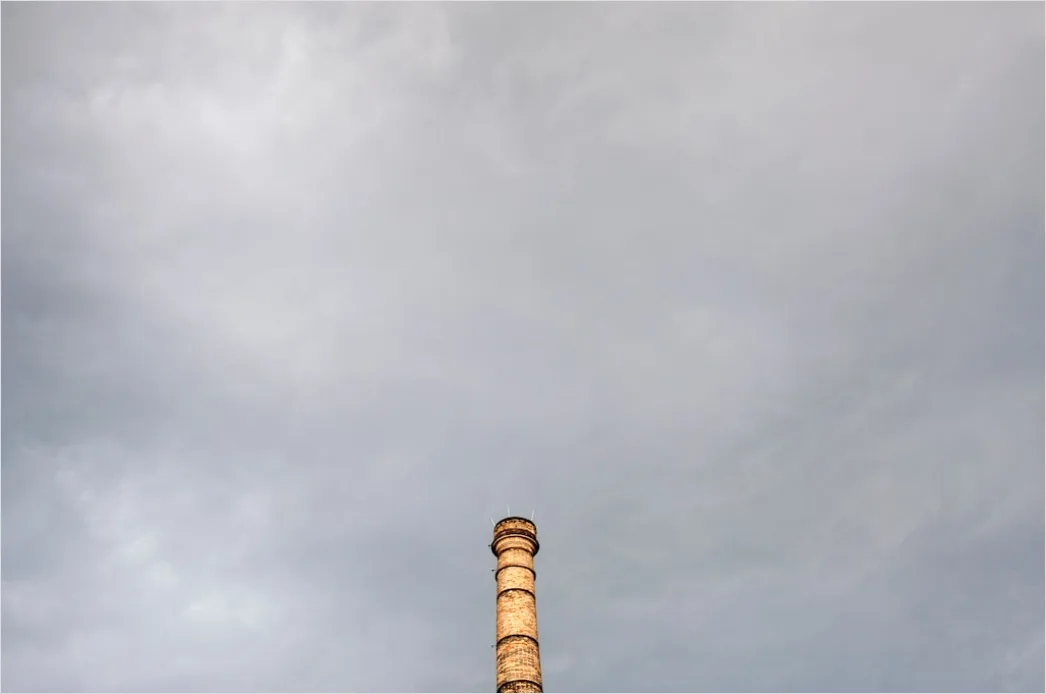 Schornstein Industrieanlage Gegen Dramatischen Himmel C432