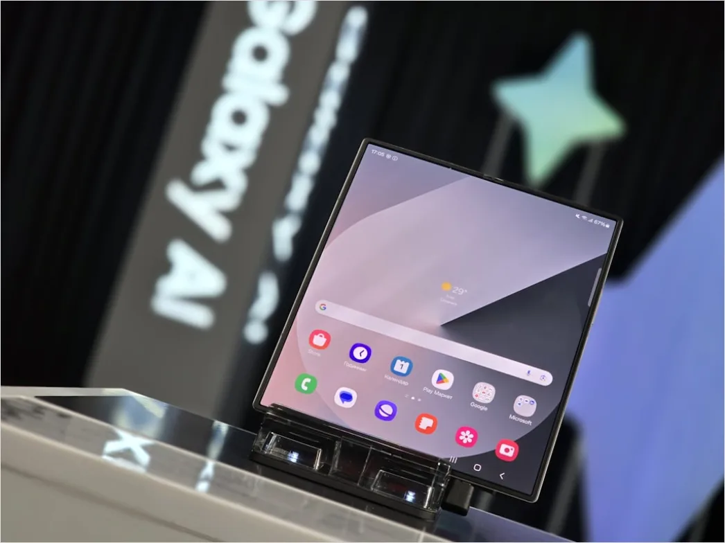 Detail Foldable Phone Concept Product Shot Closeup Number 20