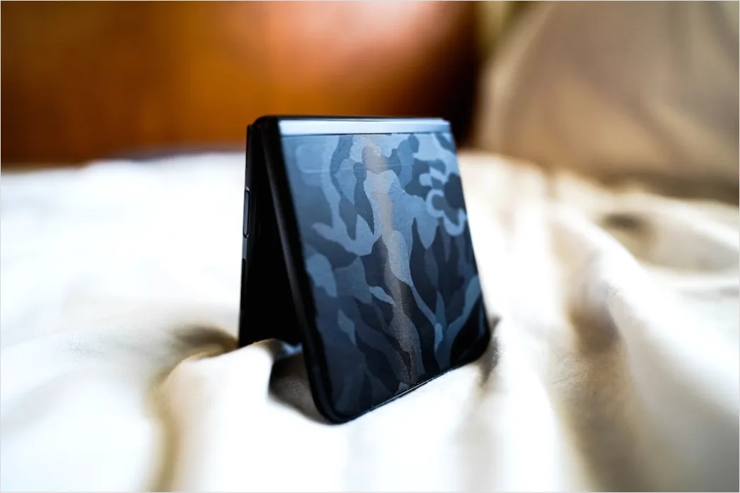 Detail Foldable Phone Concept Product Shot Closeup Number 5