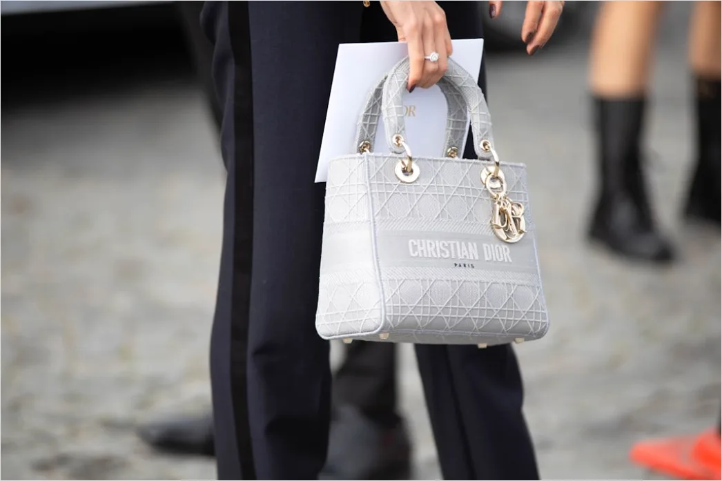 Handtasche Outfit Kombinieren Farbberatung 8c87