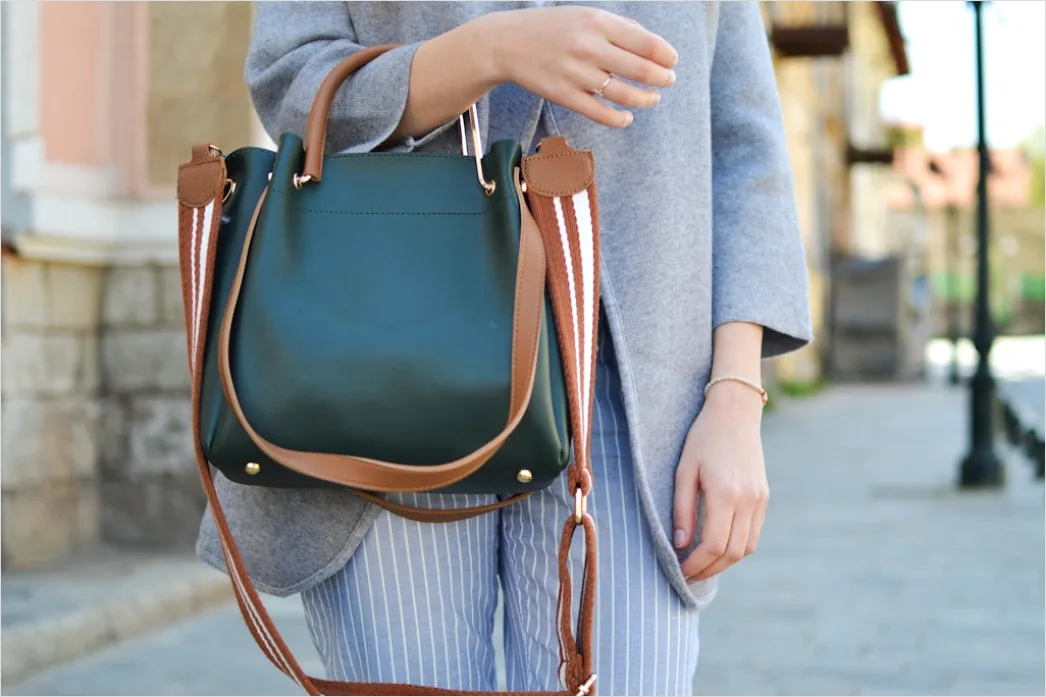 Detail Handtasche Outfit Kombinieren Farbberatung Number 2