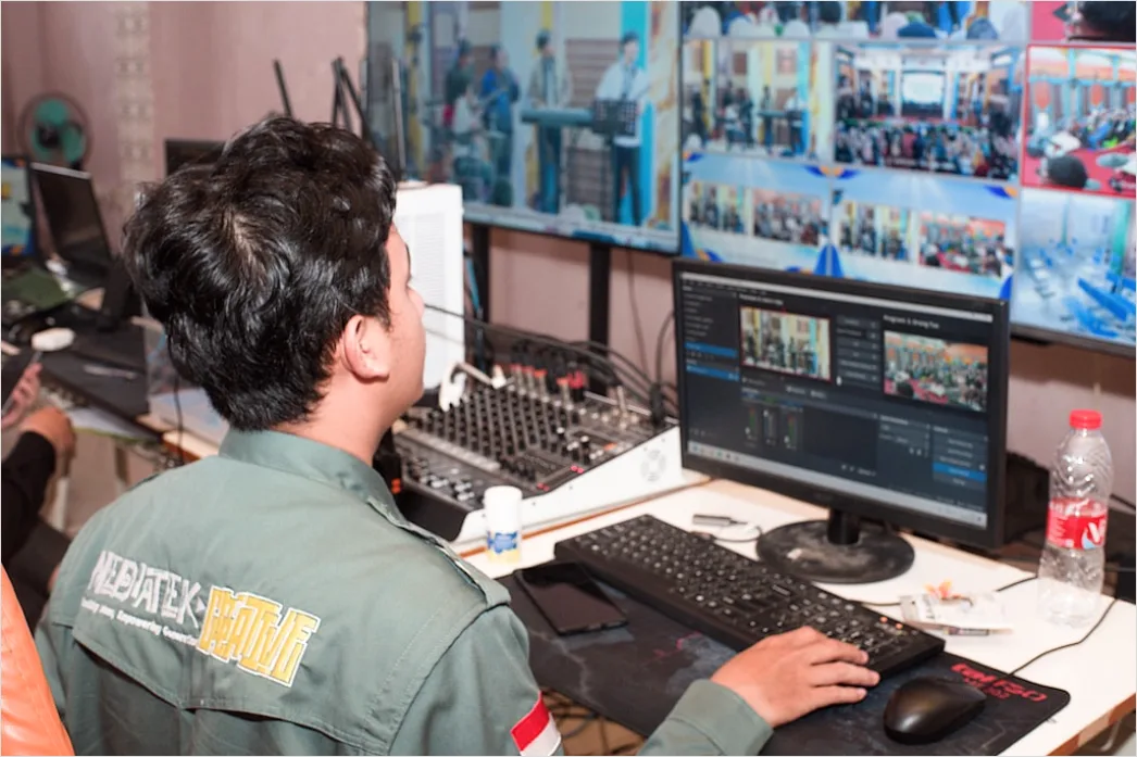 Detail Security Operations Center Soc Analysts Working Number 13