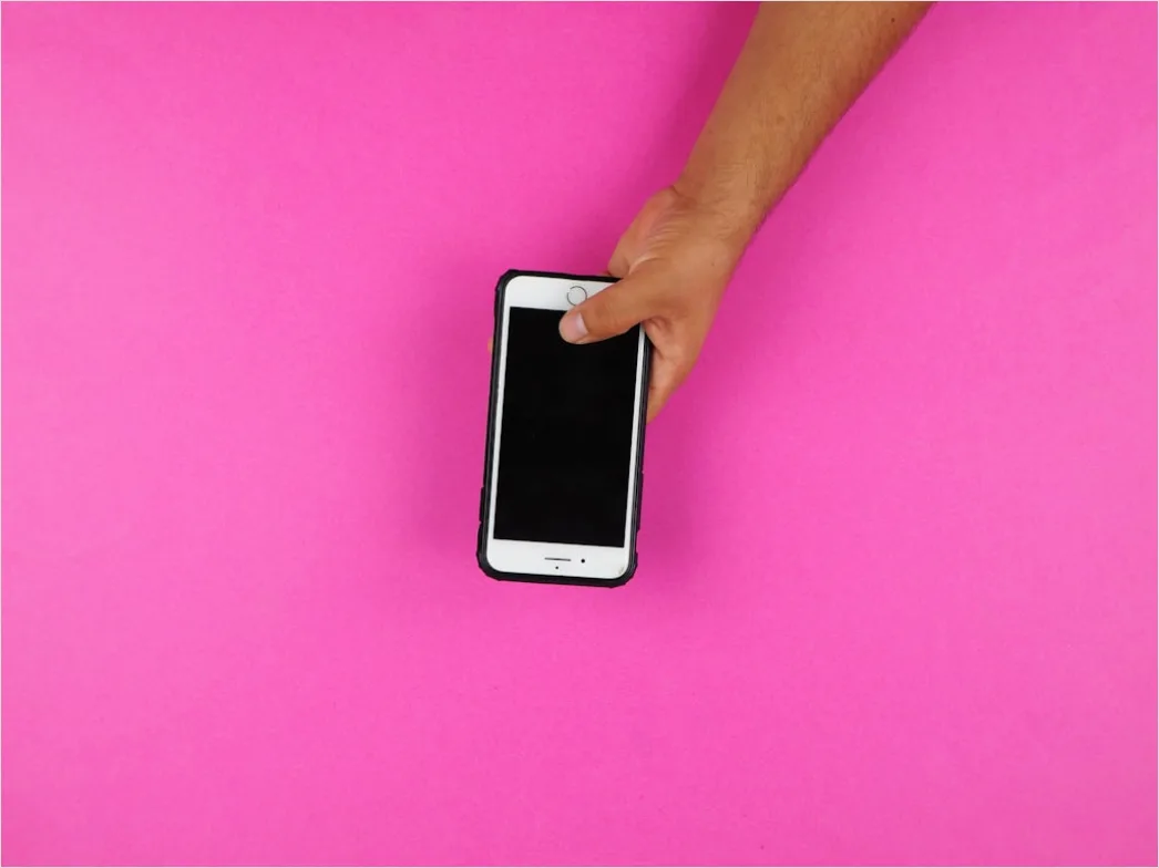 Detail Smartphone Mockup In Hand Minimal Background Number 13