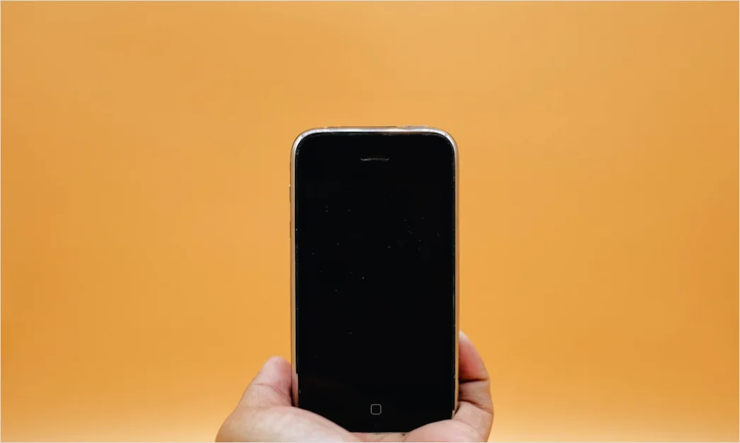 Detail Smartphone Mockup In Hand Minimal Background Number 19