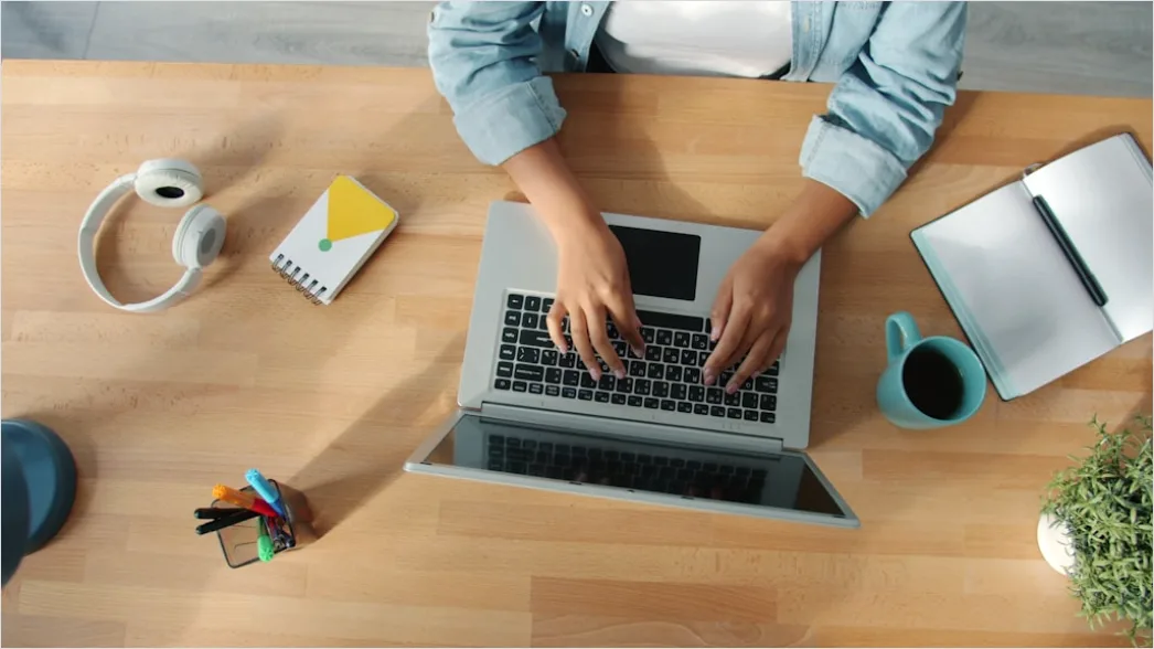 Detail Student Learning Online With Laptop At Home Number 11