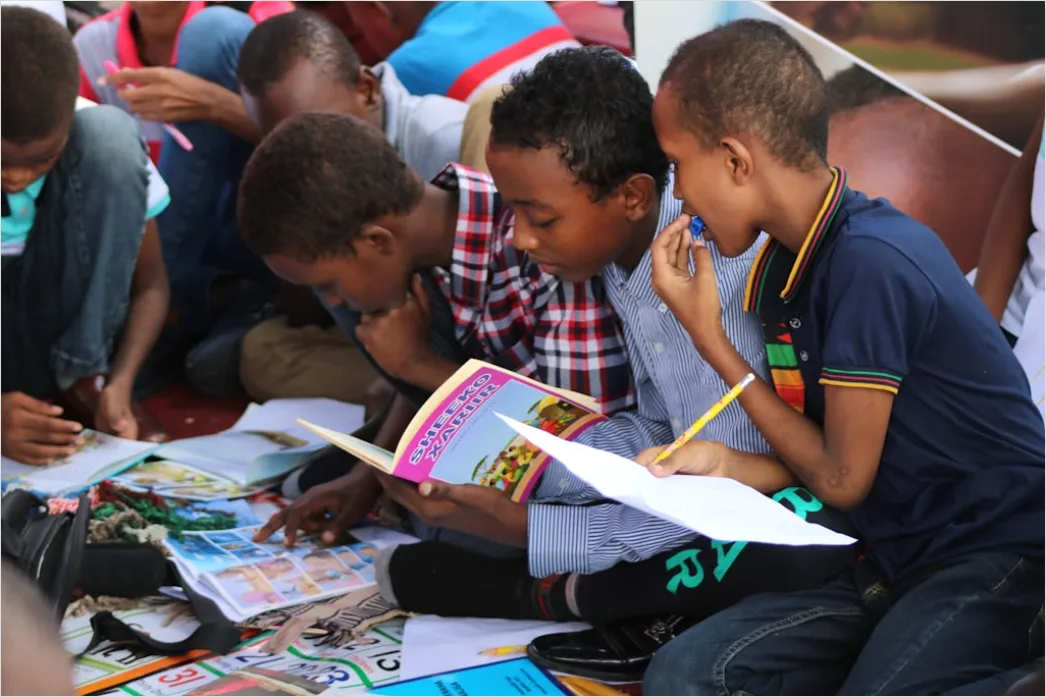 Detail Teacher Reading Story To Young Children Circle Number 2
