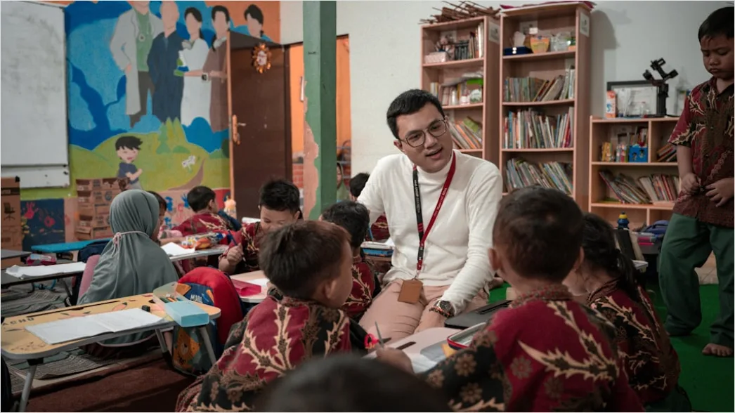 Detail Teacher Reading Story To Young Children Circle Number 4
