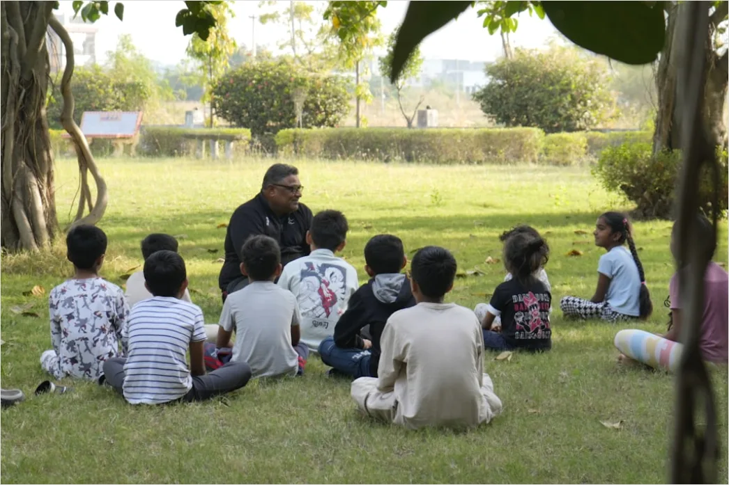 Detail Teacher Reading Story To Young Children Circle Number 5
