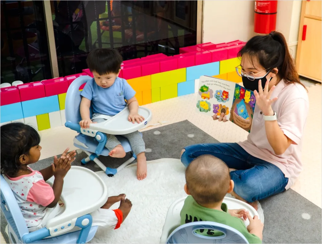 Detail Teacher Reading Story To Young Children Circle Number 7