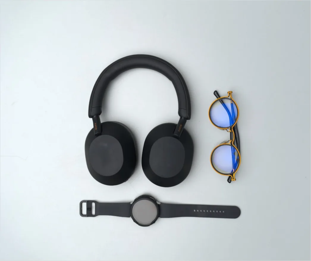 Detail Tech Flat Lay Gadgets On White Background Number 9