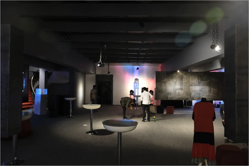 Detail Virtual Showroom Concept With Vr Interface Number 3