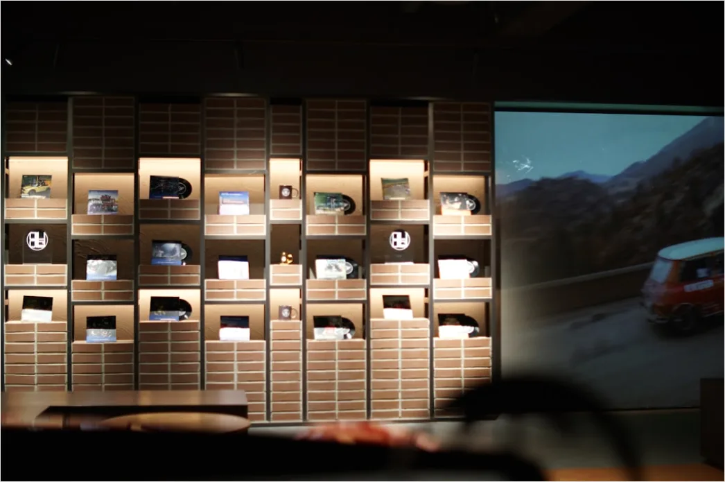 Detail Virtual Showroom Concept With Vr Interface Number 4