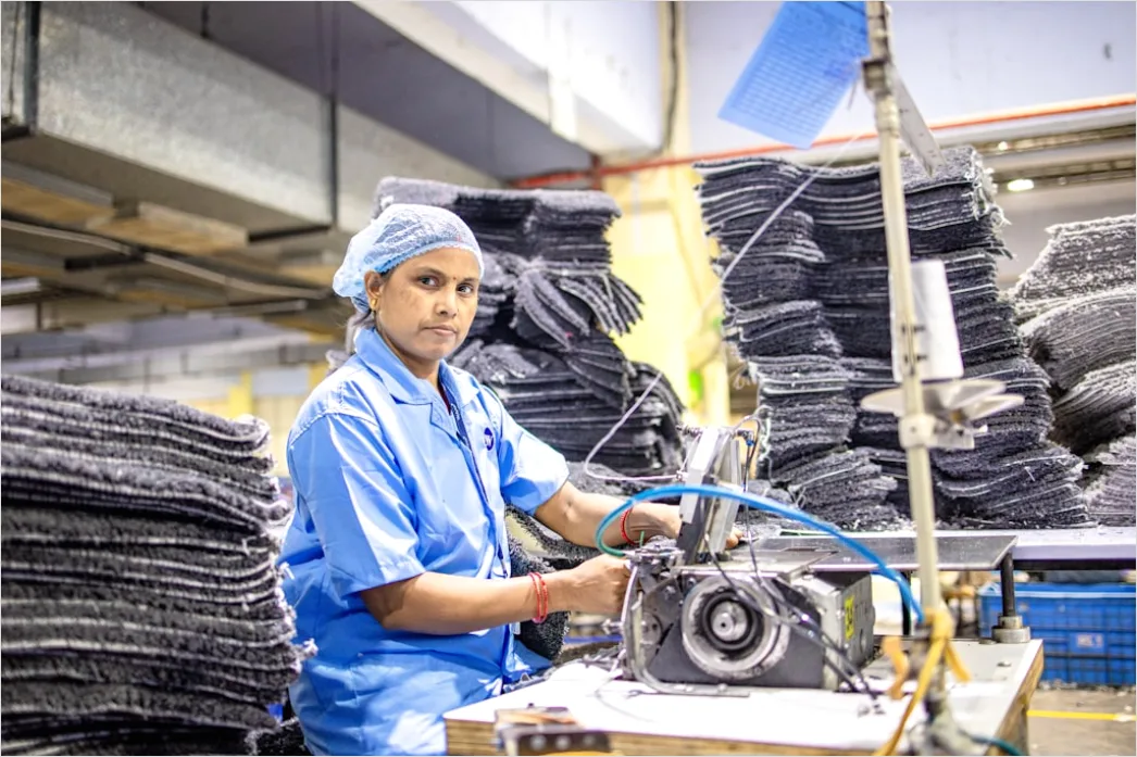Detail Automotive Quality Control Inspection Line Worker Number 14