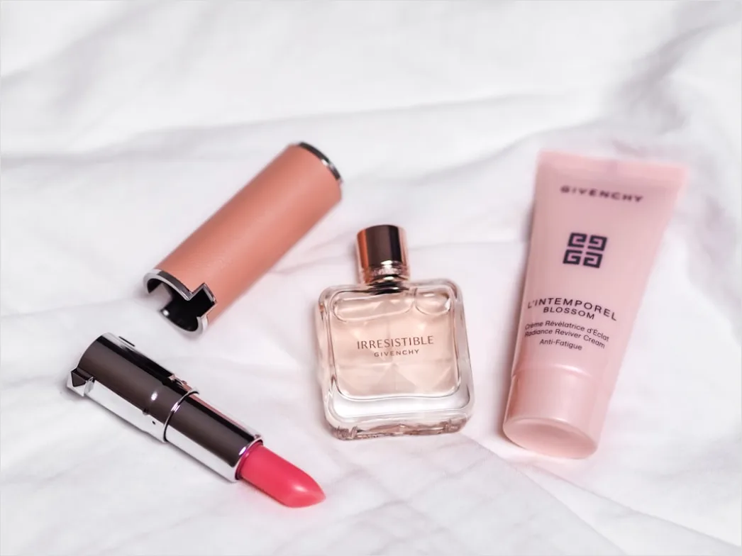 Detail Beauty Products Flat Lay Minimal White Background Number 17