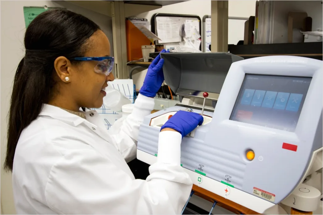 Detail Biotechnology Researcher Analyzing Dna Gel Electrophoresis Number 15